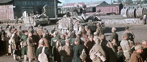 Russische Kriegsgefangene in der Ukraine, bewacht von deutschen Panzern, warten auf ihren Abtransport im Jahre 1943.