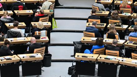 Abgeordnete der Fraktionen Die Linken und Bündnis 90/Die Grünen zeigen während der 60. Plenarsitzung im Berliner Abgeordnetenhaus bei einer Rede des Berliner AfD-Abgeordneten Trefzer ihre Rücken. Zudem drehten sich auch die SPD-Abgeordneten um. 