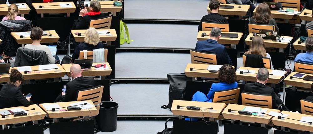 Abgeordnete der Fraktionen Die Linken und Bündnis 90/Die Grünen zeigen während der 60. Plenarsitzung im Berliner Abgeordnetenhaus bei einer Rede des Berliner AfD-Abgeordneten Trefzer ihre Rücken. Zudem drehten sich auch die SPD-Abgeordneten um. 