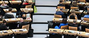 Abgeordnete der Fraktionen Die Linken und Bündnis 90/Die Grünen zeigen während der 60. Plenarsitzung im Berliner Abgeordnetenhaus bei einer Rede des Berliner AfD-Abgeordneten Trefzer ihre Rücken. Zudem drehten sich auch die SPD-Abgeordneten um.