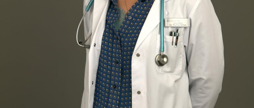 Yasmina Djaballah in ihrer Rolle als Chefärztin in der ZDF-Serie „Bettys Diagnose“. 