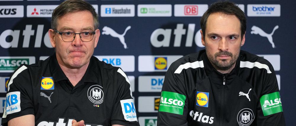 30.01.2025, Norwegen, Oslo: Handball: WM, Pressekonferenz des DHB-Teams, Bundestrainer Alfred Gislason (l) sitzt während der Pressekonferenz neben Deutschlands Manager Benjamin Chatton