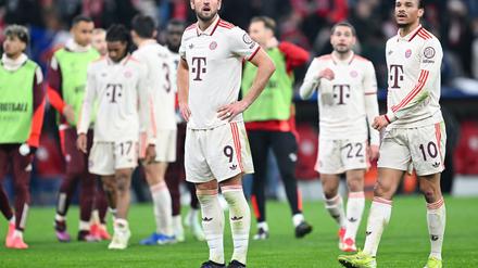 So sehen Sieger aus? Enttäuschte Bayern um Torschütze Harry Kane (M) nach dem 3:1 gegen Bratislava.