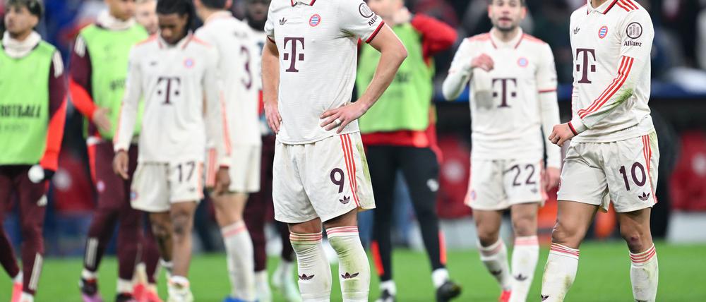 So sehen Sieger aus? Enttäuschte Bayern um Torschütze Harry Kane (M) nach dem 3:1 gegen Bratislava.