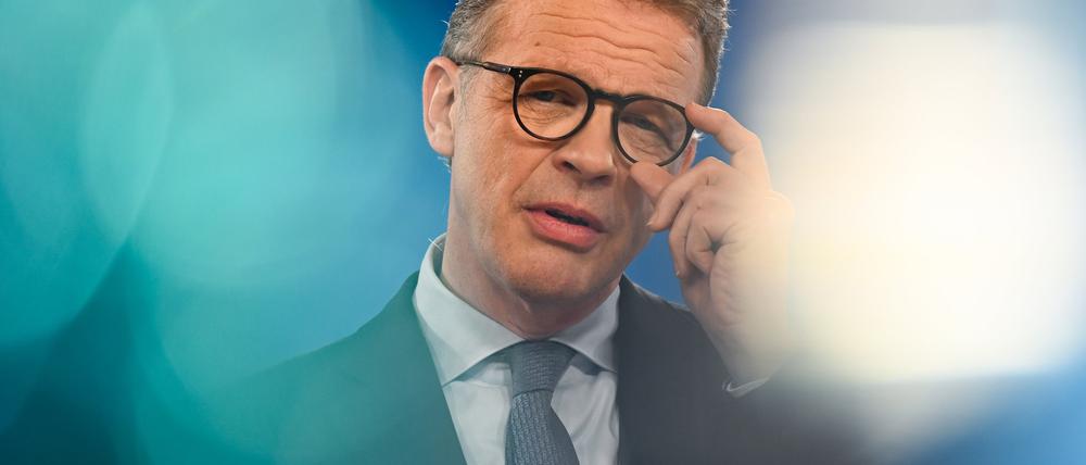 Christian Sewing, Vorsitzender des Vorstands der Deutschen Bank, spricht in der Zentrale der Deutschen Bank während der Jahrespressekonferenz.