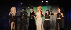 Die „Intervention Berlin“- Dragshow im BKA-Theater mit Pam Pengco, Bambi Mercury, Janisha Jones, Rachel Intervention und zwei Tänzerinnen (von links). 