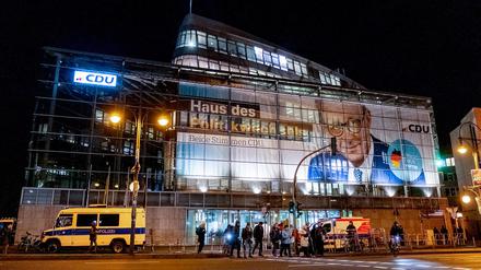 Die CDU Parteizentrale mit dem Konterfei von Friedrich Merz.