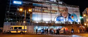 Die CDU Parteizentrale mit dem Konterfei von Friedrich Merz.