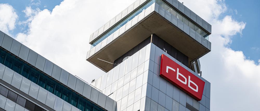 Ein Schild mit dem Logo des rbb hängt an dem Gebäude des Fernsehzentrums.