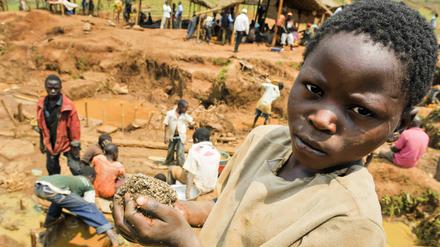 Kinder arbeiten in einer Goldmine im Kongo. Das Gold wird – wie andere Bodenschätze auch – zu großen Teilen nach Ruanda geschmuggelt und von dort verkauft. 