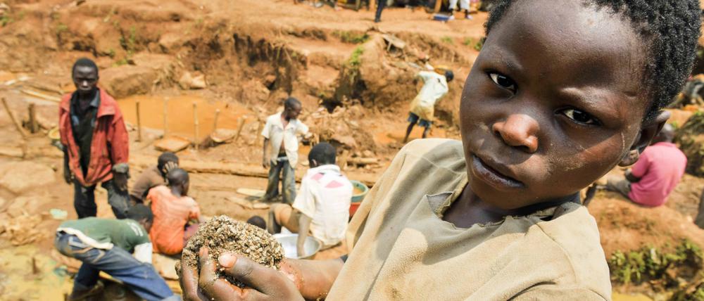 Kinder arbeiten in einer Goldmine im Kongo. Das Gold wird – wie andere Bodenschätze auch – zu großen Teilen nach Ruanda geschmuggelt und von dort verkauft.