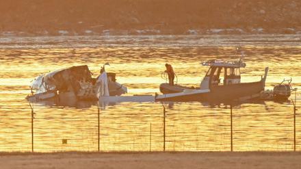 Ein Rettungsboot in der Nähe eines Wracks im Fluss Potomac. 