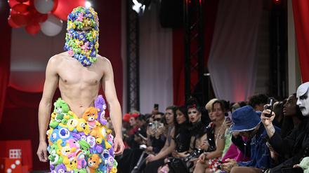 Model bei der Marina Hoermanseder Fashion Show auf der Berlin Fashion Week Autumn/Winter 2024 im Zenner. 