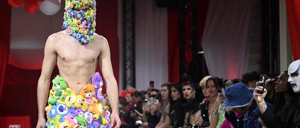 Model bei der Marina Hoermanseder Fashion Show auf der Berlin Fashion Week Autumn/Winter 2024 im Zenner.