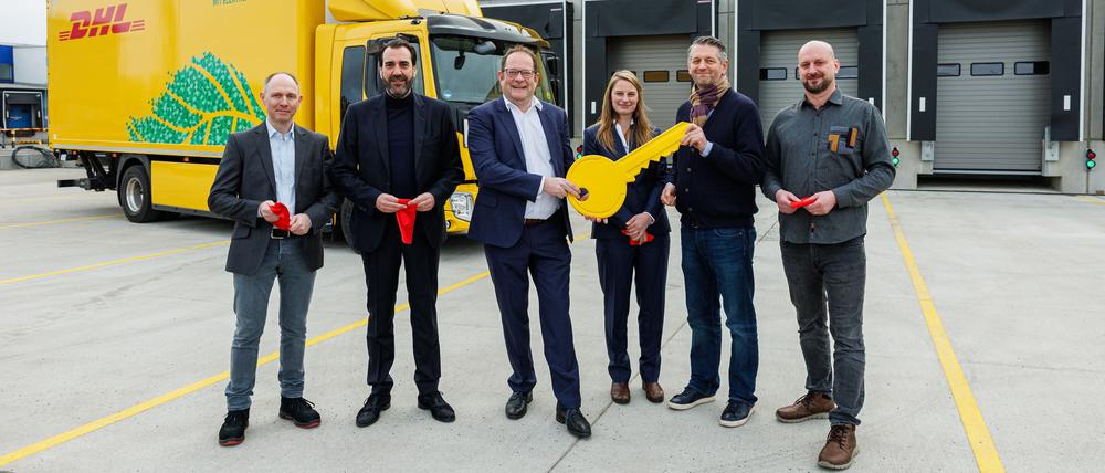 Eröffnung des neuen Logistik-Terminals von DHL Freight in Marienfelde. v.l.n.r.: Dirk Sommermeyer, Niederlassungsleiter DHL Freight; Götz Hanningsmann, Area Manager Nord DHL Freight; Dr. Thomas Vogel, CEO DHL Freight DACH, UK & IE; Dr. Ann-Kathrin Biewener, Leiterin der Wirtschaftsförderung des Bezirks Tempelhof-Schöneberg, Berlin; Immobilienentwickler Marc Urbatsch, Geschäftsführer Operatio GmbH; Frank Gottschalk, Projektleiter der Bremer Berlin-Brandenburg GmbHCredit: DHL