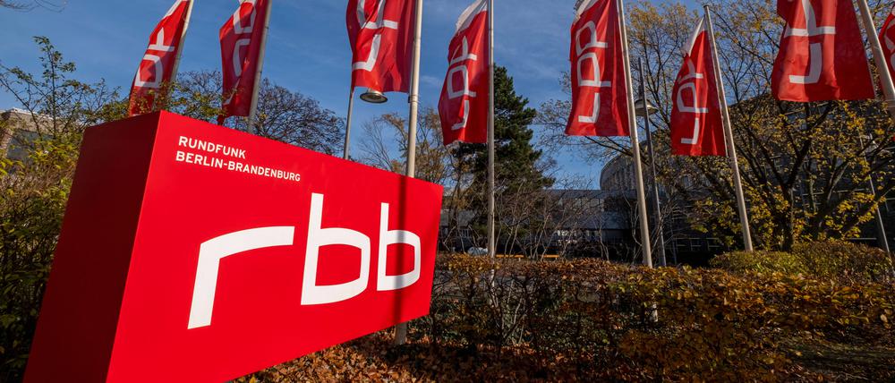 Logo und Fahnen des Rundfunk Berlin-Brandenburg