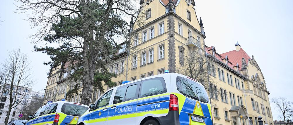 Die Polizei rückte an einer Schule in Berlin-Friedenau wegen durch einen Reizstoff verletzter Schüler an.