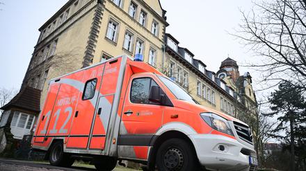 Polizei und Feuerwehr waren am Donnerstag erneut an der Friedrich-Bergius-Schule im Einsatz.  