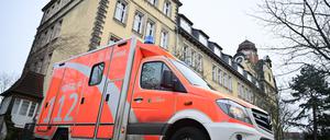 Polizei und Feuerwehr waren am Donnerstag erneut an der Friedrich-Bergius-Schule im Einsatz.  
