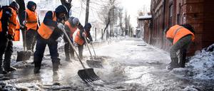 Symbolbild: Einsatzkräfte des russischen Versorgungsunternehmens „Vodokanal“ beseitigen im Zentrum Jekaterinburgs nach einem großen Rohrbruch dreckigen Schnee und Abwasser.