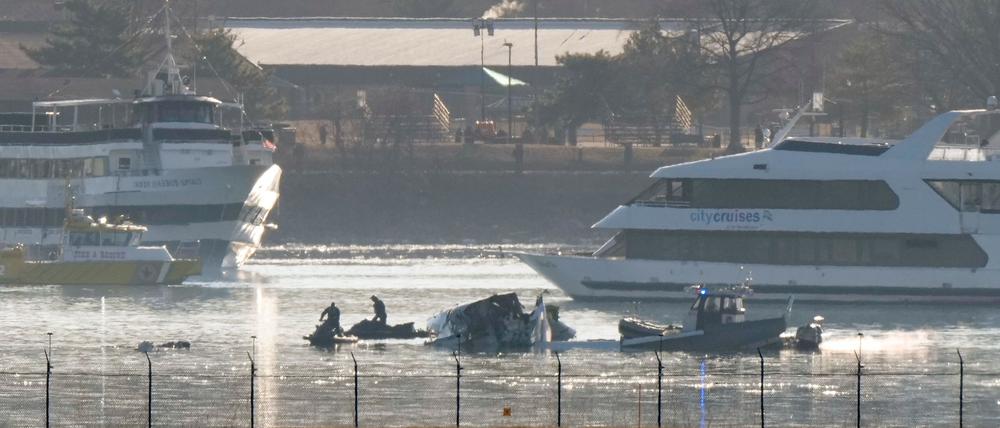 Such- und Bergungskräfte arbeiten auf dem Potomac.