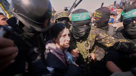 Die Deutsch-Israelin Arbel Yehud bei der Übergabe im Gazastreifen. 