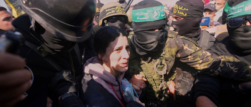 Die Deutsch-Israelin Arbel Yehud bei der Übergabe im Gazastreifen. 