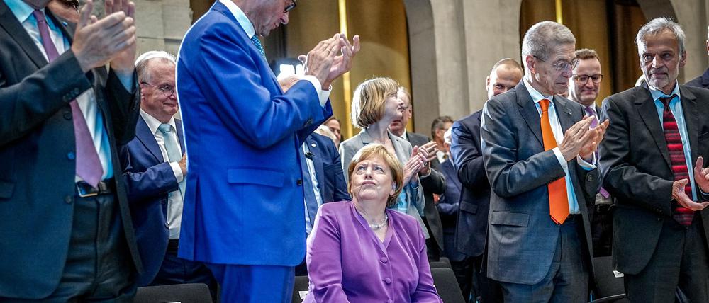Das Verhältnis von Merkel und Merz gilt als belastet. (Archivbild)