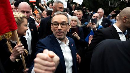 FPÖ-Chef Herbert Kickl lässt sich gern von seinen Anhängern feiern.