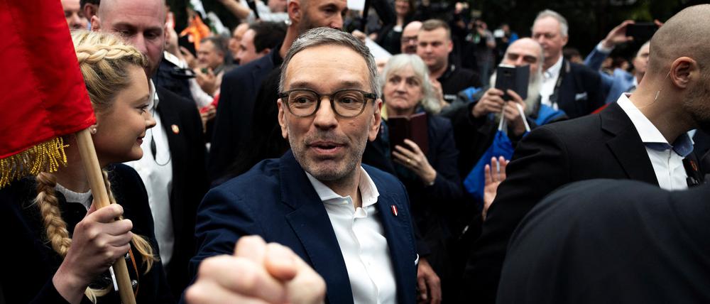 FPÖ-Chef Herbert Kickl lässt sich gern von seinen Anhängern feiern.