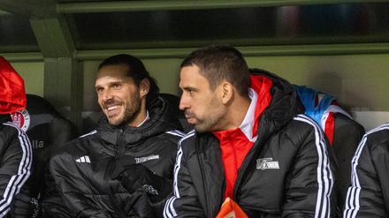 Ungewohnter Sitzplatz. Gegen St. Pauli saßen Christopher Trimmel (links) und Rani Khedira 90 Minuten lang auf der Bank.