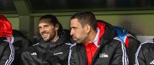 Ungewohnter Sitzplatz. Gegen St. Pauli saßen Christopher Trimmel (links) und Rani Khedira 90 Minuten lang auf der Bank.