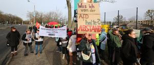 Ein AfD-Wahlkampfstand sorgt für viel Protest: Vor dem Humboldt-Gymnasium kam es am Donnerstag zu einer lautstarken Versammlung.