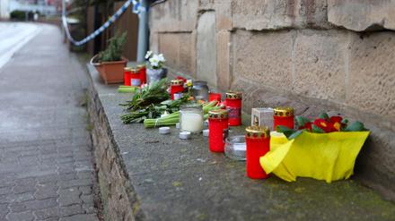 Nach wie vor fahndet die Polizei nach der Untermieterin eines 81-Jährigen, der vergangenen Freitag in seinem Haus Opfer einer Gewalttat wurde. 