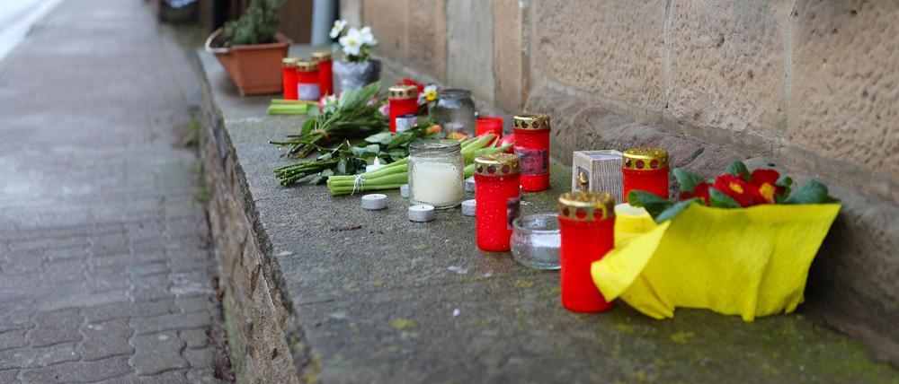 Nach wie vor fahndet die Polizei nach der Untermieterin eines 81-Jährigen, der vergangenen Freitag in seinem Haus Opfer einer Gewalttat wurde. 