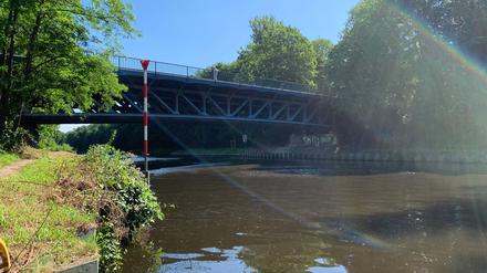 Die Bäkebrücke über den Teltowkanal wird neu gebaut. Aktuell ist auch der Uferweg gesperrt: Die Berliner Wasserbetriebe erneuern bis August 2025 Abwasserleitungen.