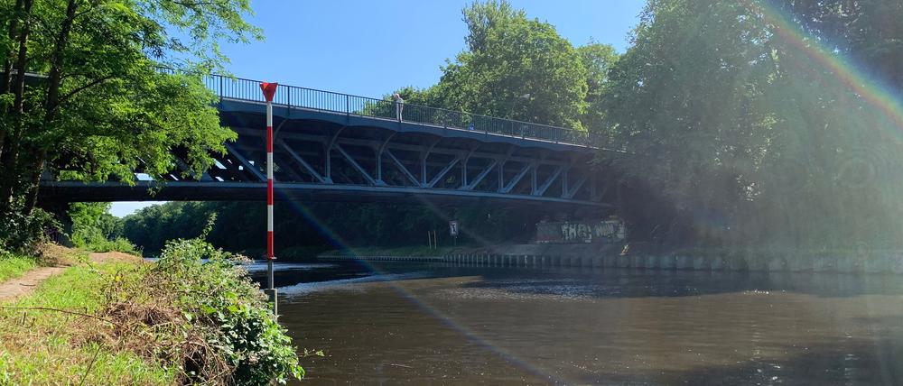 Die Bäkebrücke über den Teltowkanal wird neu gebaut. Aktuell ist auch der Uferweg gesperrt: Die Berliner Wasserbetriebe erneuern bis August 2025 Abwasserleitungen.