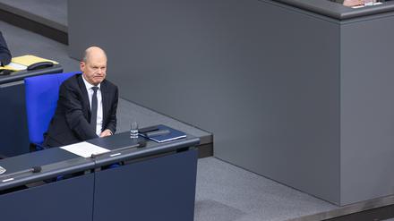 Bundeskanzler Olaf Scholz am Mittwoch im Plenarsaal des Deutschen Bundestages: CDU/CSU werfen ihm Verlogenheit vor. 