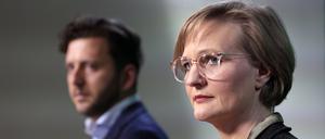 Felix Banaszak und  Franziska Brantner bei einer Pressekonferenz in Berlin.