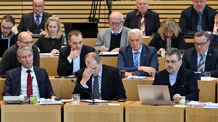 Jörg Prophet (Reihe 2, 2.v.r.), AfD-Abgeordneter, während der Bekanntgabe des Wahlergebnisses im Plenarsaal des Thüringer Landtags. 
