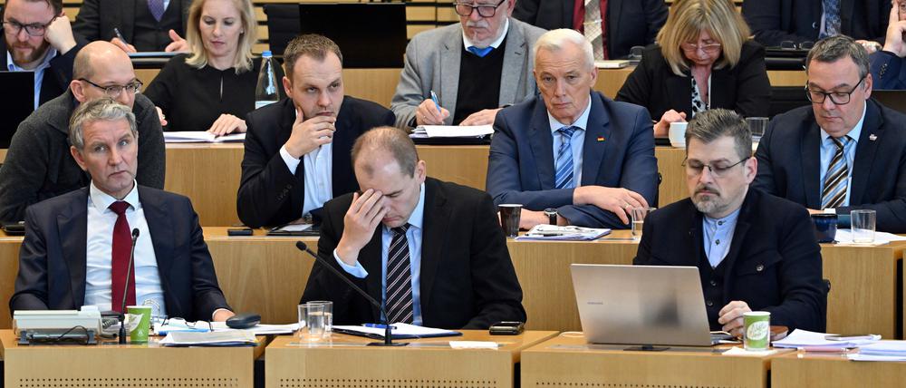 Jörg Prophet (Reihe 2, 2.v.r.), AfD-Abgeordneter, während der Bekanntgabe des Wahlergebnisses im Plenarsaal des Thüringer Landtags.
