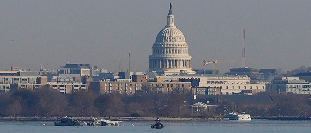 Am Morgen nach dem Absturz suchen Helfer nach Überlebenden und Toten in Washington.