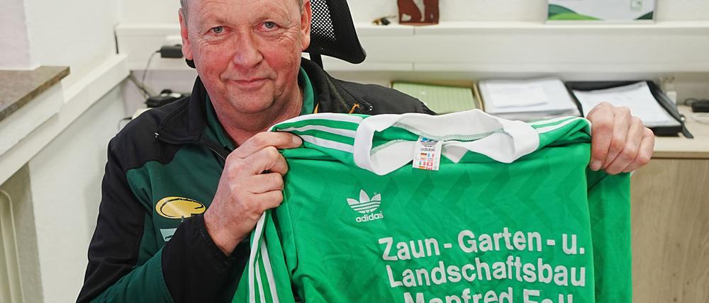 Der Heinsberger Firmenchef Manfred Fell und das berühmte Trikot.
