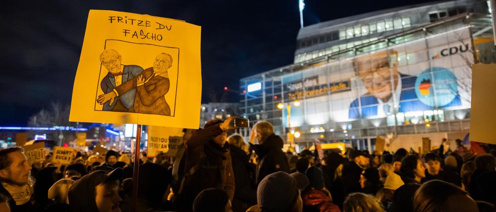 30.01.2025, Berlin: "Fritze du Fascho" steht auf einem Plakat bei einer Demonstration zur Migrationspolitik vor der CDU-Zentrale unter dem Motto ·Zusammen gegen rechts·. Der Bundestag hatte am Mittwoch mit Unterstützung der AfD einem Antrag der Union zugestimmt, der Zurückweisungen von Asylsuchenden an den deutschen Grenzen vorsieht. Foto: Christoph Soeder/dpa +++ dpa-Bildfunk +++