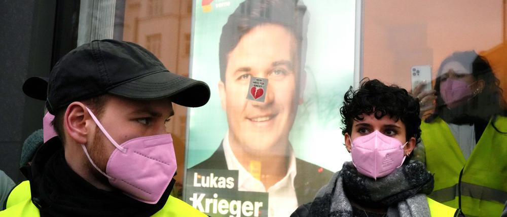 Die Aktivistinnen und Aktivisten trugen Warnwesten - und drangen in das CDU-Bürgerbüro ein.