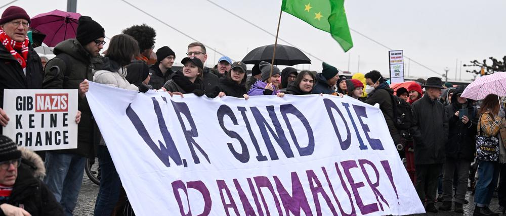 Demonstranten in Düsseldorf protestieren gegen die Abstimmung der Union mit der AfD.