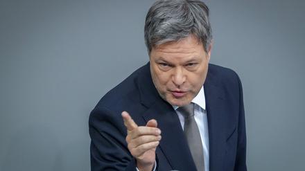Kanzlerkandidat Robert Habeck (Grüne) wirft in der Bundestagsdebatte der Union Wortbruch vor. 