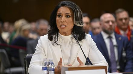 Tulsi Gabbard, Kandidatin von US-Präsident Trump für das Amt der Geheimdienstkoordinatorin,spricht während ihrer Anhörung vor dem Geheimdienstausschuss des Senats auf dem Capitol Hill. 