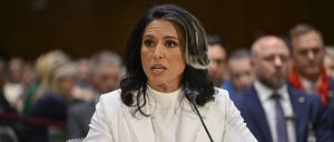 Tulsi Gabbard, Kandidatin von US-Präsident Trump für das Amt der Geheimdienstkoordinatorin,spricht während ihrer Anhörung vor dem Geheimdienstausschuss des Senats auf dem Capitol Hill. 