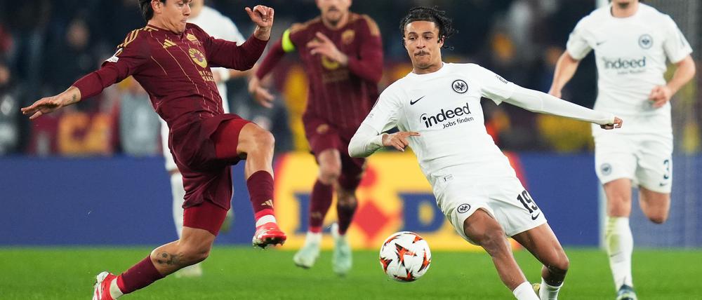 Trotz Niederlage bei AS Rom steht Eintracht Frankfurt im Achtelfinale der Europa League. 